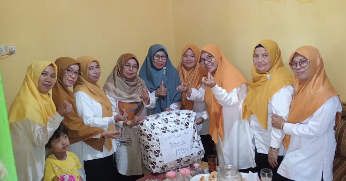 Penyerahan Cendera Mata kepada Guru yang Mutasi dan Pensiun