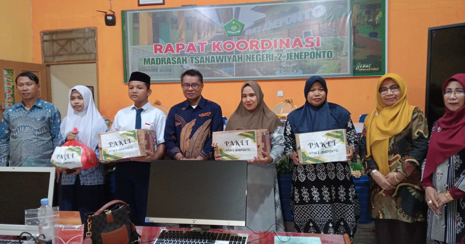 Penyerahan Paket kepada Siswa Berprestasi