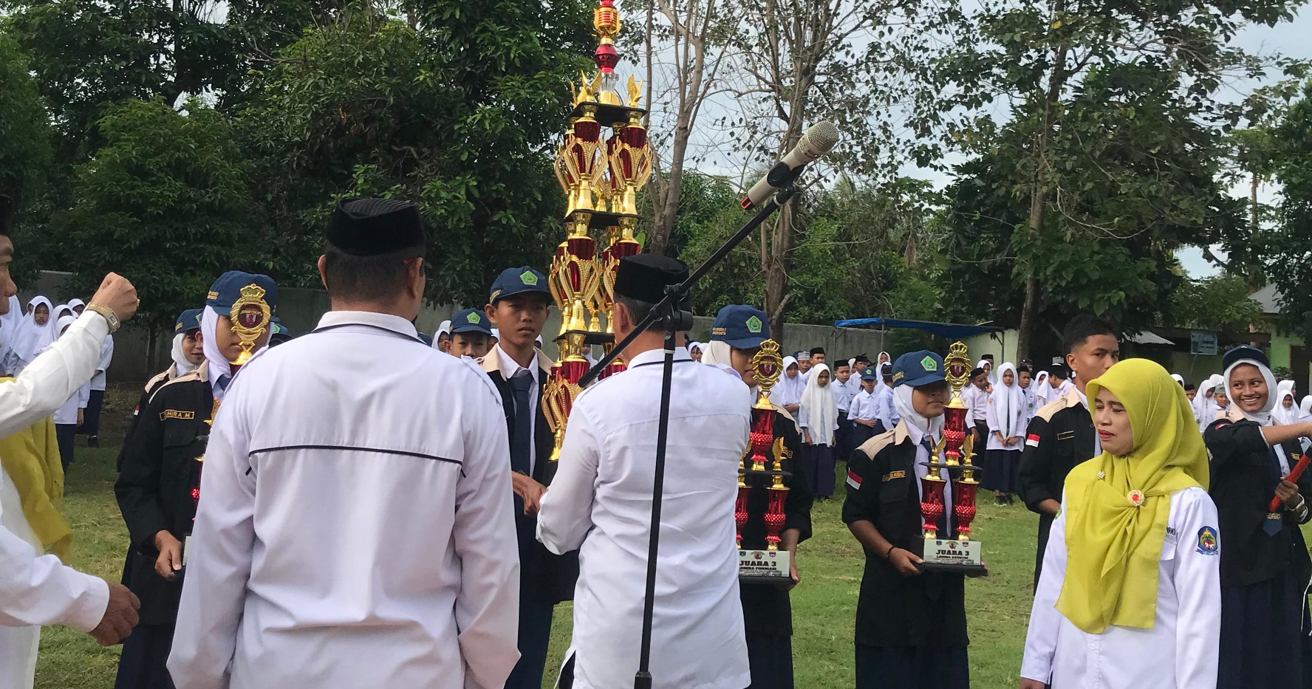 Penyerahan Piala dari Pasukan Paskibra kepada Madrasah